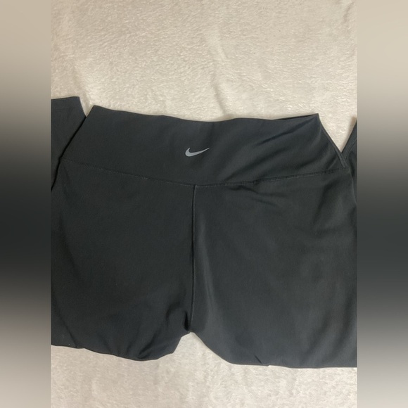 Nike Dri-Fit womens size medium black Power High Rise Capri Leggings - Picture 3 of 9